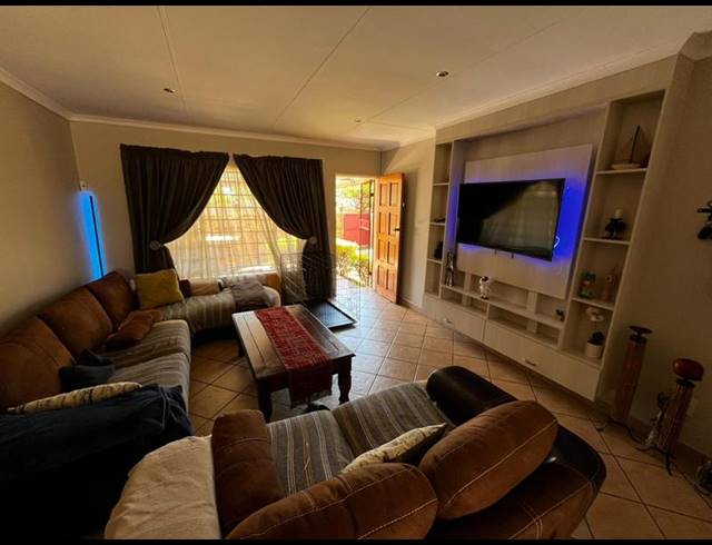 2 BEDROOM TOWNHOUSE FOR SALE IN MAGALIESKRUIN